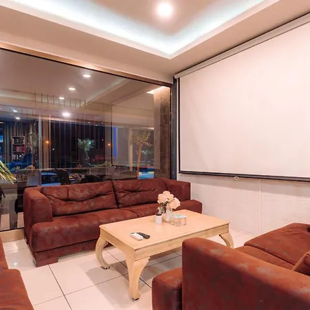 Hotel Di 1300 M² Con 4 4*