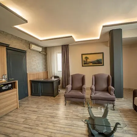 Di 1300 M² Con 4 Hotel