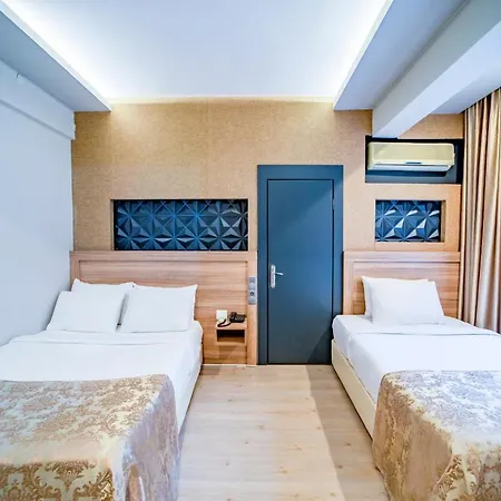 Di 1300 M² Con 4 Hotel