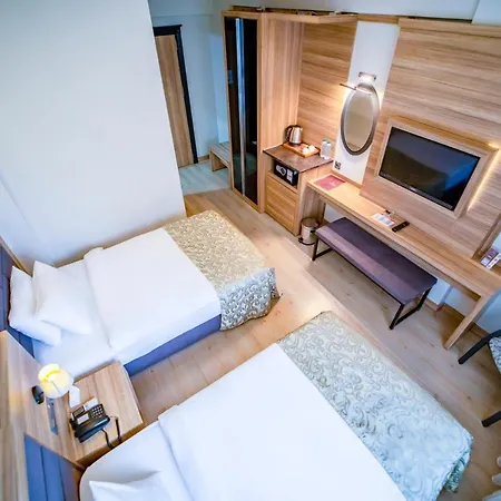 Hotel Di 1300 M² Con 4
