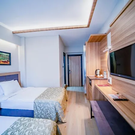 Di 1300 M² Con 4 Hotel Trabzon