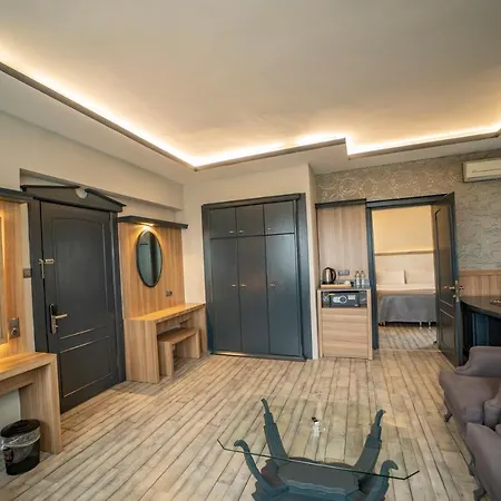 Hotel Di 1300 M² Con 4