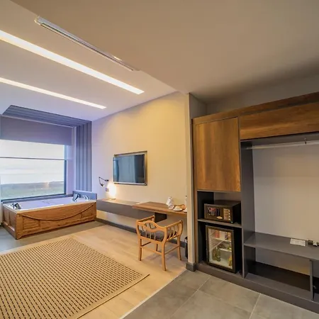 Di 1300 M² Con 4