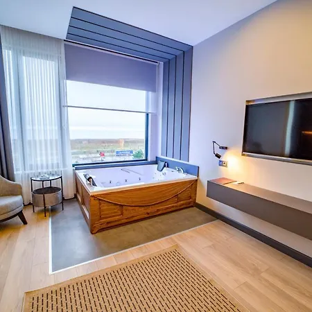 Di 1300 M² Con 4 Hotel Trabzon
