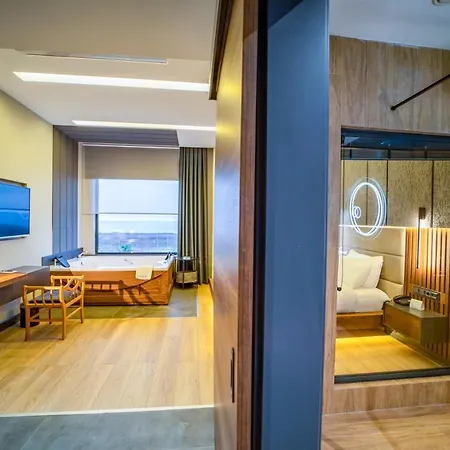 Hotel Di 1300 M² Con 4